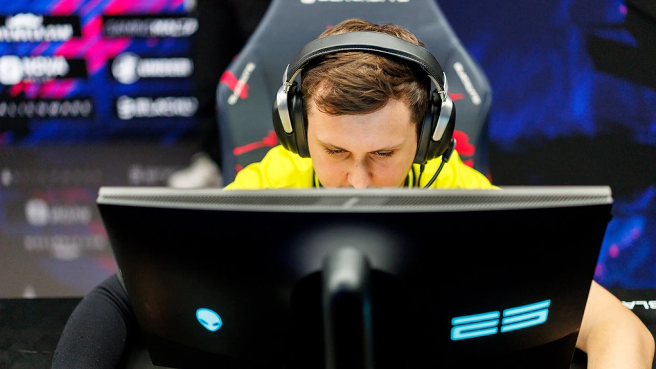 Vitality Between Two Worlds: mezii on Team Issues, T-Sides, and the Pressure of a Home Crowd