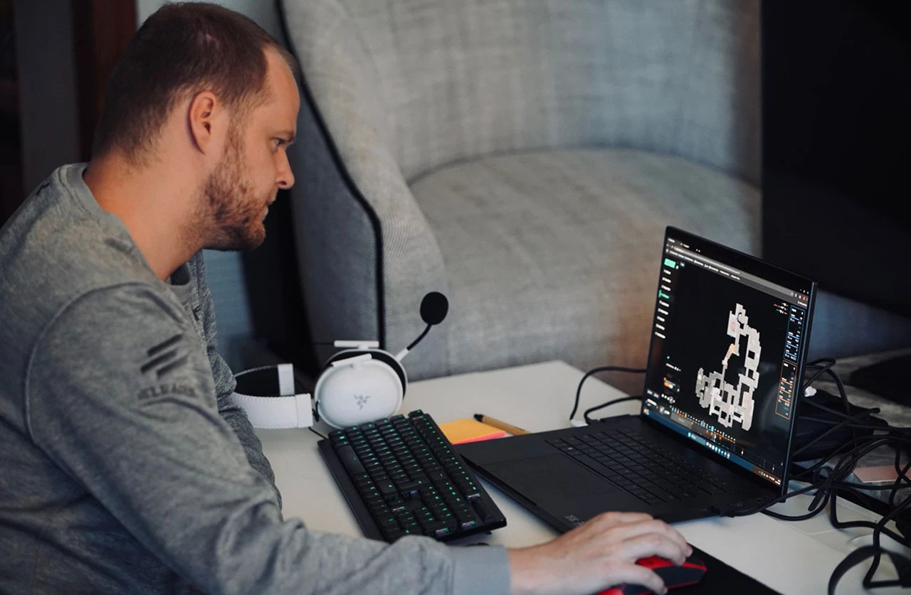 Xyp9x chez MOUZ : la nouvelle vie d’une légende et l’art de transmettre l’expérience