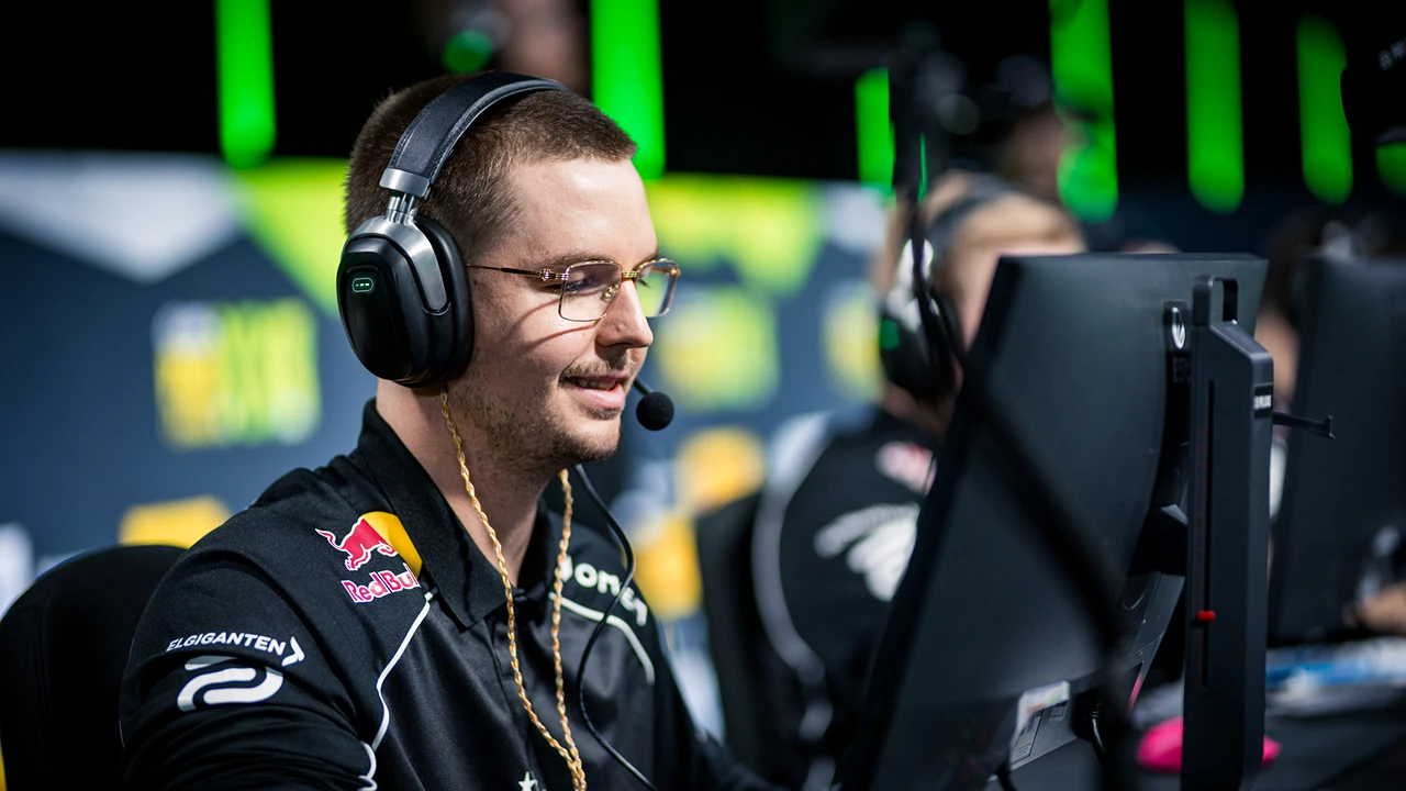 Device surprised fans with a new haircut — the “why not” look turned into the biggest meme of the day