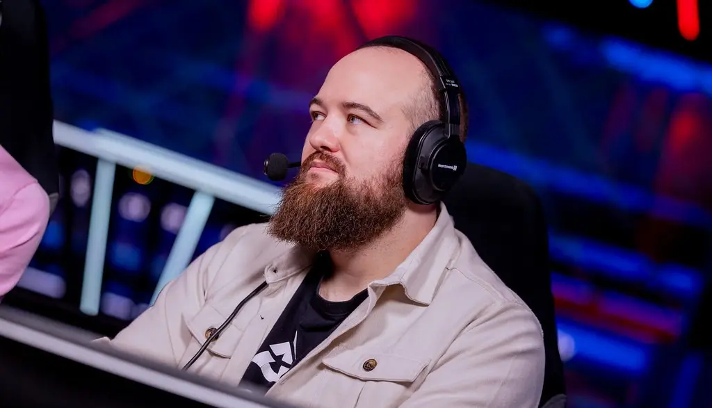 Commentator Anders Blume Gets Back His Lost Souvenir