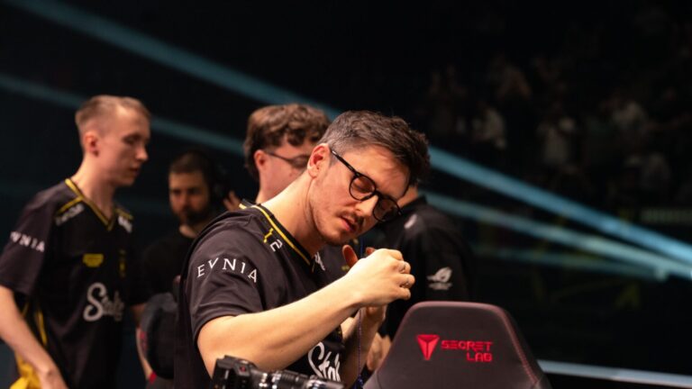 Vitality player mezii appears in an advertisement in China