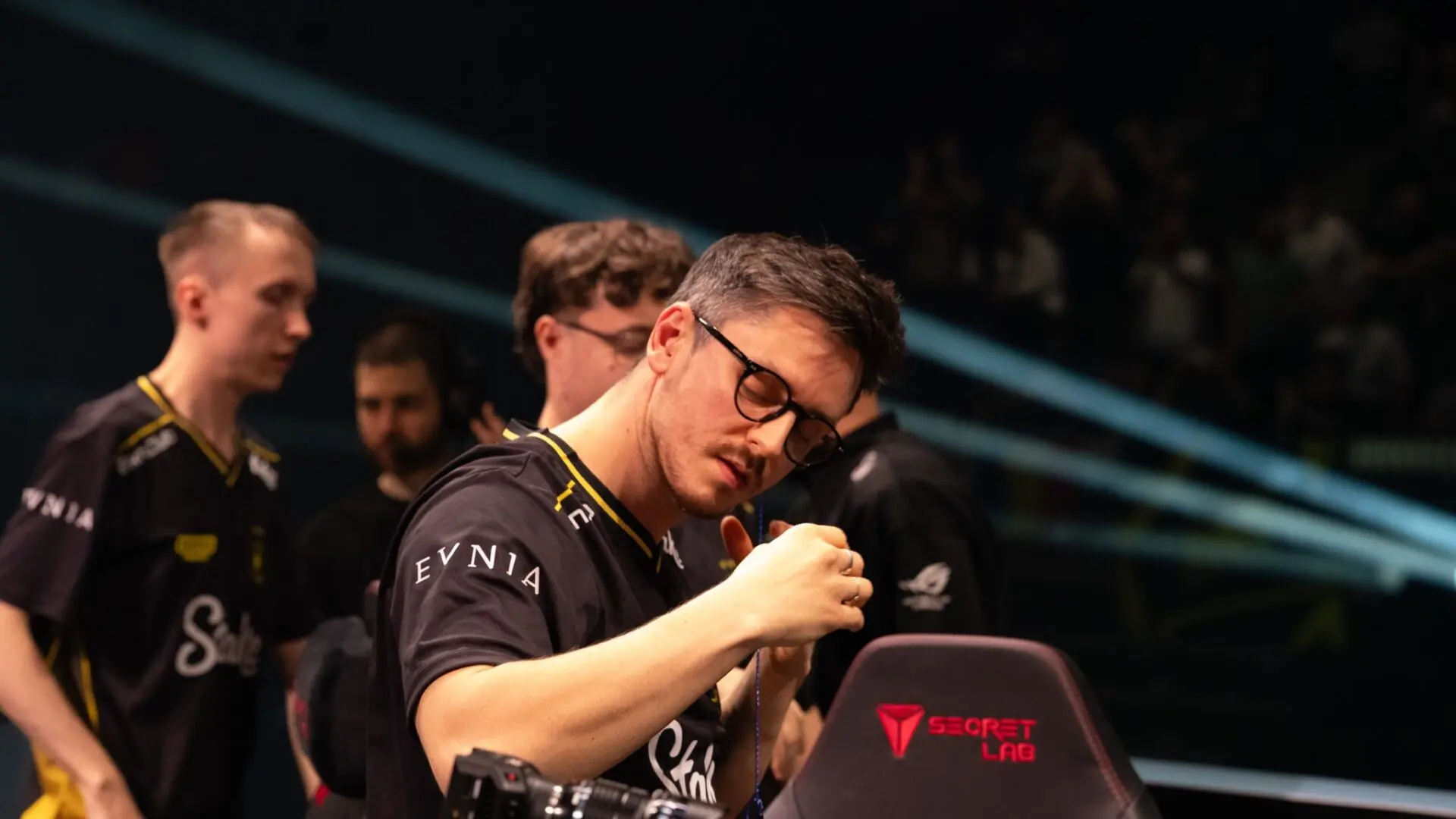 Vitality player mezii appears in an advertisement in China