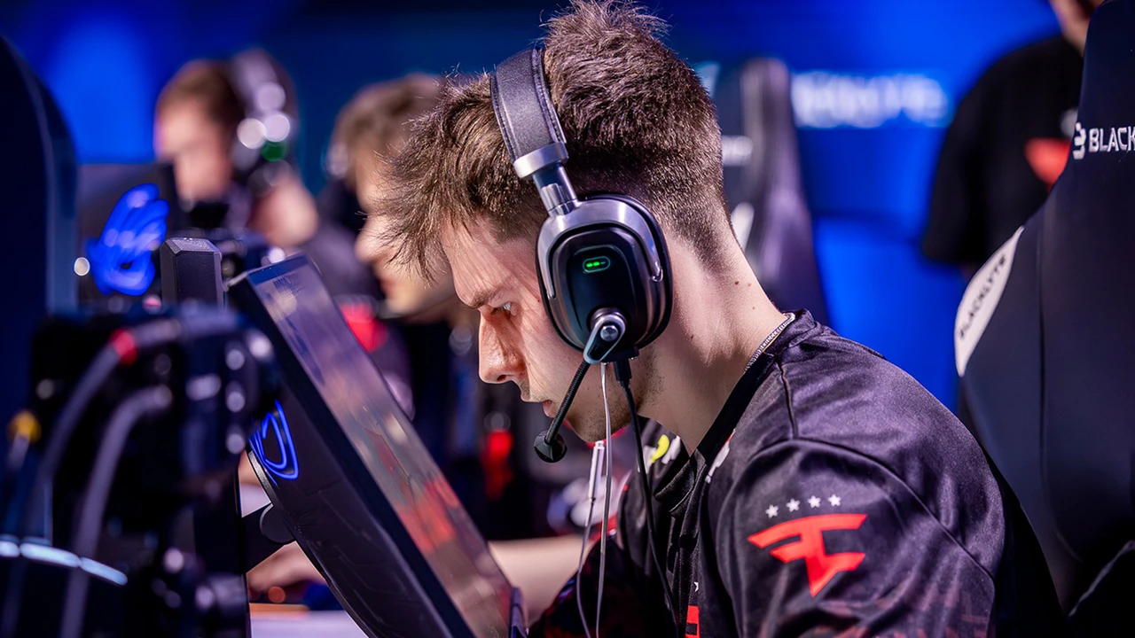 FaZe Dominate Series &mdash; But BEE Steal the Show with Double Knife