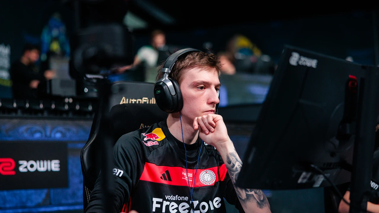 FUT player lauNX temporarily stops streaming after suffering hand injury in dog fight