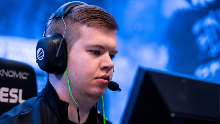 Top 5 players by knife frags in CS history